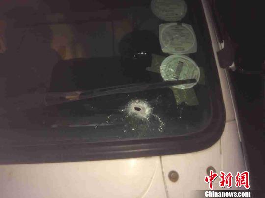 兩中國人駕駛的貨車被匪徒用AK47掃射后留下的彈孔?！∧戏侨A人警民合作中心 供圖　攝