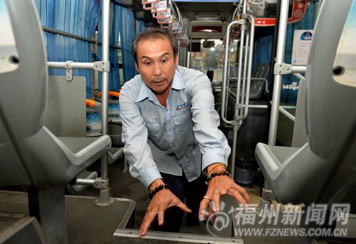 公交車司機(jī)歐陽農(nóng)藝向記者講述制服“公交色狼”的經(jīng)過。