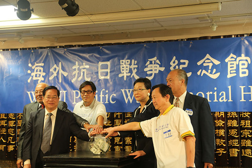 海外抗日戰(zhàn)爭(zhēng)紀(jì)念館發(fā)起人方李邦琴（左四）、中國(guó)駐舊金山總領(lǐng)館總領(lǐng)事袁南生（左二）美國(guó)飛虎隊(duì)歷史委員會(huì)主席詹姆斯·懷特（左一）及其他籌備委員會(huì)成員共同啟動(dòng)海外抗日戰(zhàn)爭(zhēng)紀(jì)念館。（人民網(wǎng) 韓莎莎攝）