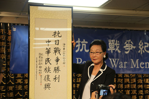海外抗日戰(zhàn)爭(zhēng)紀(jì)念館發(fā)起人方李邦琴展示曾參與過八年對(duì)日抗戰(zhàn)的高級(jí)軍事將領(lǐng)、臺(tái)灣前行政院長(zhǎng)郝柏村贈(zèng)送字畫。