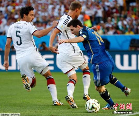 2014年7月14日凌晨3點，2014年巴西世界杯決賽在里約熱內(nèi)盧的馬拉卡納球場展開，阿根廷對陣德國，雙方90分鐘互交白卷，格策第113分鐘的進球助德國1-0取勝，歷史第4次拿到世界杯冠軍，追平意大利，僅落后于巴西，同時也成為首支在美洲大陸奪得世界杯的歐洲球隊。