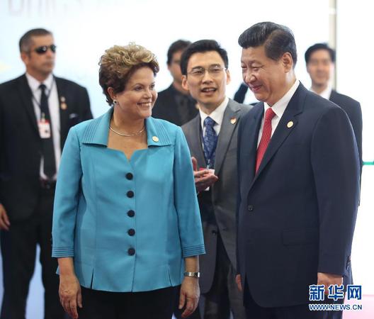 2-7月15日，國家主席習(xí)近平在巴西福塔萊薩出席金磚國家領(lǐng)導(dǎo)人第六次會晤。這是巴西總統(tǒng)羅塞夫迎接習(xí)近平主席。 新華社記者 蘭紅光 攝