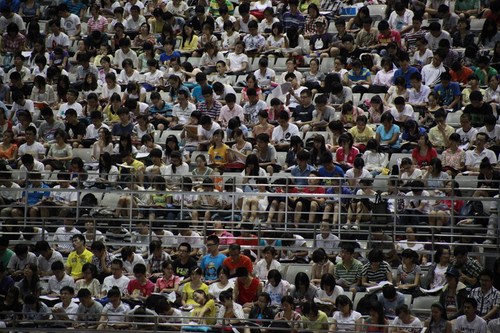 7月15日，山東濟南，3500名大學生在體育館上考研輔導課。