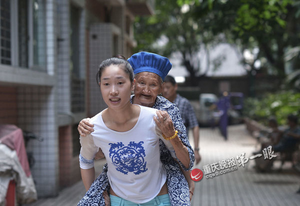 　外婆生病時，她和男友輪流背著外婆出門。