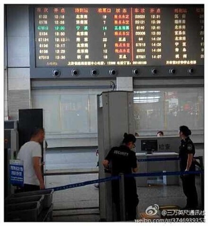 顯示屏上“晚點未定”四個紅色大字讓乘客沒有了方向。