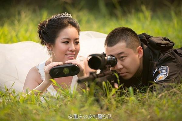 據(jù)重慶公安特警總隊微博消息，29歲的侯特警即將步入婚姻殿堂。24小時待命，讓他很難陪心上人走進影樓拍婚紗。但是，誰說硬漢不懂浪漫？結(jié)束一天訓(xùn)練，換身警服、穿上婚紗，訓(xùn)練場就是攝影棚！同事用鏡頭定格了他們獨一無二的愛情，網(wǎng)友紛紛點贊送祝福！