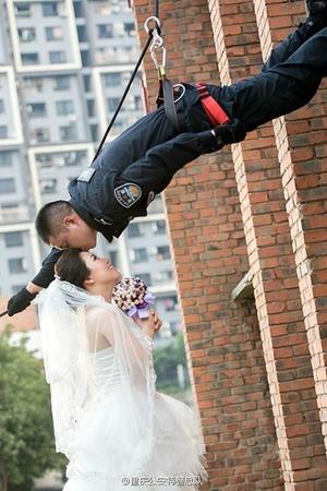 29歲的侯特警即將步入婚姻殿堂，同事用鏡頭定格了他們獨(dú)一無二的愛情