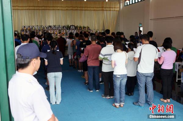 7月25日，臺(tái)灣澎湖空難罹難者家屬在靈堂吊唁。