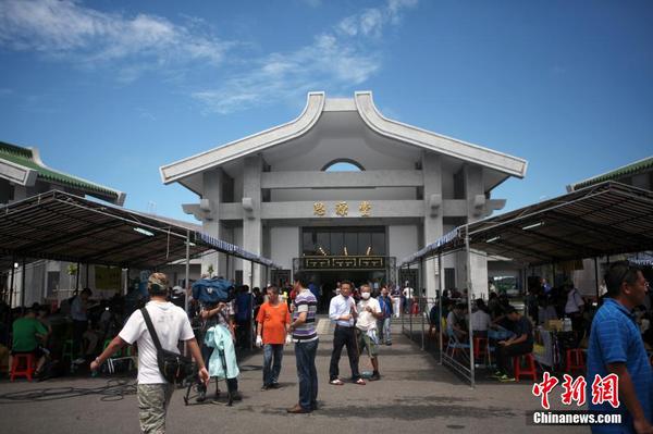 7月25日，臺灣澎湖空難供奉亡者的靈堂外，有許多義工在工作。