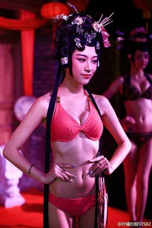 　　女模特身著比基尼，頭部卻是戲曲扮相(網(wǎng)友“檸檬的煙”供圖)