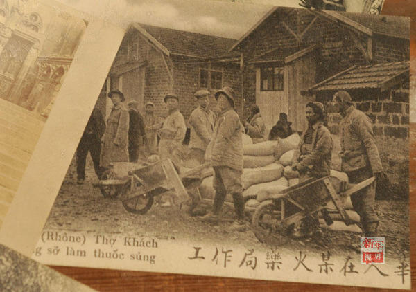 中國(guó)人在百年前為世界和平做出的貢獻(xiàn)，不僅應(yīng)受到尊重，更應(yīng)該被世代銘記。這組圖片就是在伊普爾的歐戰(zhàn)華工展上展出的一些華工照片、遺物。圖為華工在兵工廠(chǎng)工作的照片。華工在兵工廠(chǎng)工作的照片。