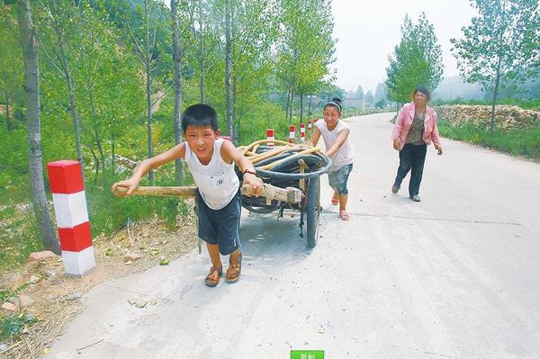 圖為大人晚上睡在提灌站旁，小孩拉著板車(chē)運(yùn)水管…… 　　圖片來(lái)源：大河網(wǎng)