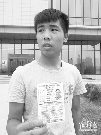 高考志愿被篡改，梁繼鵬感覺很無奈，并堅持要找出篡改其志愿者。 本報記者 田國壘攝