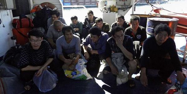 當(dāng)?shù)貢r間4月10日，被扣留的中國漁民抵達菲律賓巴拉望島。