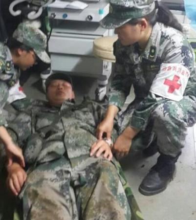 餓暈的炊事員。解放軍在救災(zāi)中無(wú)處不體現(xiàn)出的無(wú)私精神。