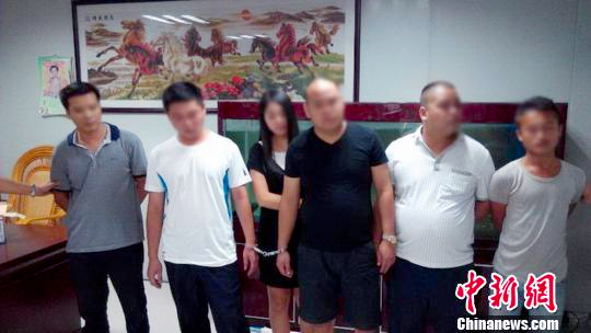 廣東一大巴變吸毒賣(mài)淫“移動(dòng)會(huì)所”-9人被抓4