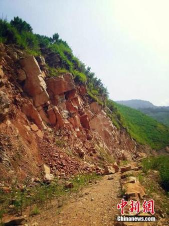 8月6日，地震造成的山體大面積滑坡。中新社發(fā) 楊光振 攝
