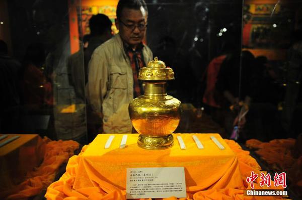 圖為乾隆時期頒發(fā)的、用于“金瓶掣簽”、確定活佛轉(zhuǎn)世靈童的“金本巴瓶”唯一復制品。