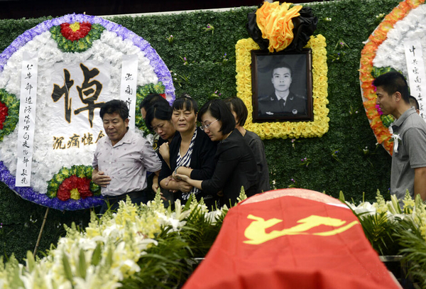 謝樵家屬看遺體最后一眼。