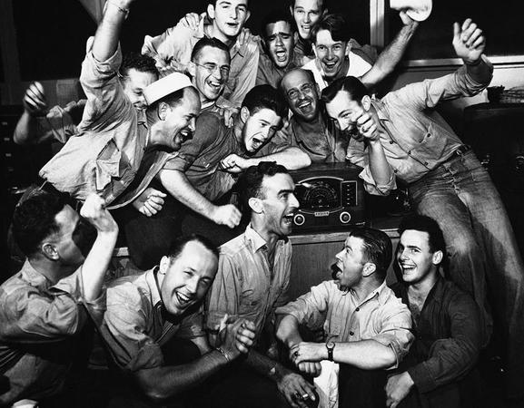 同樣是1945年8月15日，在夏威夷珍珠港，美軍水兵們收聽廣播，在聽到東京廣播電臺宣布日本已經(jīng)接受波茨坦投降條件時歡呼雀躍。
