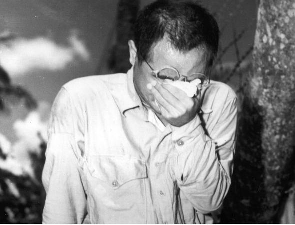 圖為1945年8月15日，馬里亞納群島關島，一名日軍戰(zhàn)俘聽到日本天皇裕仁宣布日本無條件投降時捂住自己的臉。日本法西斯戰(zhàn)敗，第二次世界大戰(zhàn)結(jié)束了。