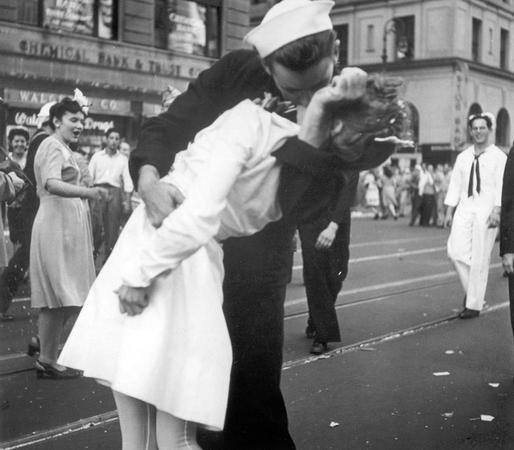 圖為當?shù)貢r間1945年8月14日，紐約市慶祝二戰(zhàn)結(jié)束，一名水兵和一名護士在曼哈頓時報廣場激情擁吻。這一鏡頭正巧被攝影師拍成照片,并取名為“勝利之吻”。