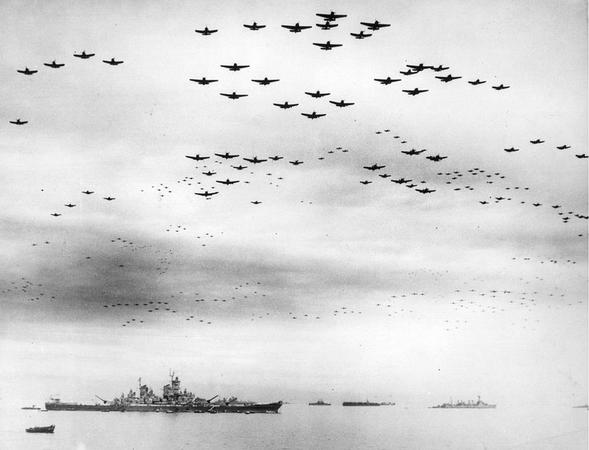 1945年9月2日，標志二戰(zhàn)結束的投降儀式正在美國海軍密蘇里號戰(zhàn)列艦上進行，上百架F4U海盜式戰(zhàn)斗機和F6F地獄貓戰(zhàn)斗機編隊飛過戰(zhàn)列艦上空。
