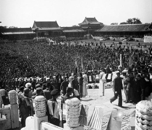 1945年10月10日，北平。中國(guó)戰(zhàn)區(qū)華北日本投降儀式在故宮太和殿舉行。日軍華北方面司令官根本博中將、中國(guó)受降主官孫連仲上將，分別簽字。當(dāng)日軍獻(xiàn)刀時(shí)，群眾山呼“中國(guó)萬(wàn)歲！”簽字儀式結(jié)束后，使用之桌椅文具均移送歷史博物館收藏。
