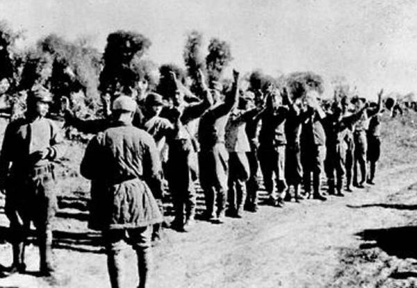 圖為侵華日軍向中國(guó)軍隊(duì)投降。