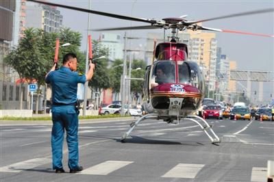 北京直升機(jī)降路口將心?；颊咚屯t(yī)院(組圖)