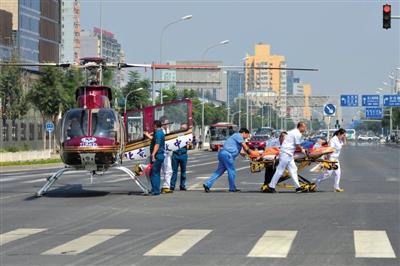 北京直升機(jī)降路口將心?；颊咚屯t(yī)院(組圖)