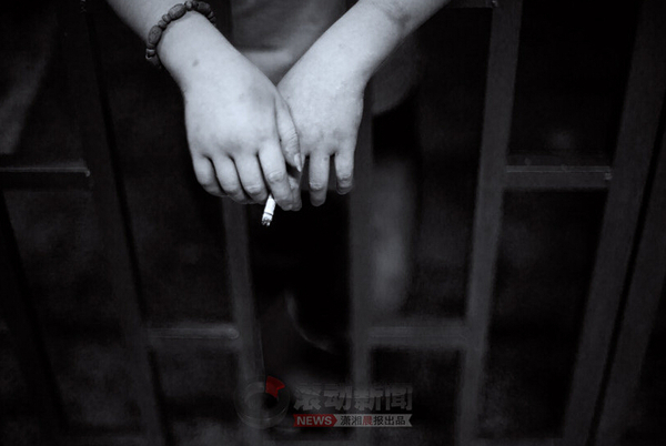 04小超的人生確實(shí)沒掌握在自己手里：父母販毒坐牢、4歲被送到廟里、10歲注射海洛因、用最危險的“開天窗”方式吸毒、和毒販盜竊、被警察抓……