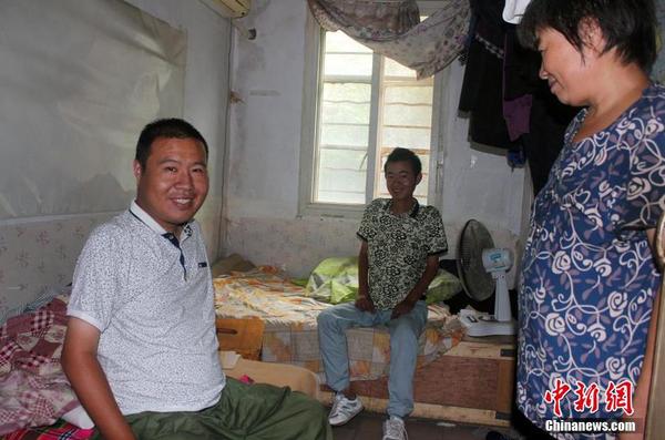 母親呂愛梅為兄弟二人整理完畢，又要一起出去唱歌，母子三人都樂了，他們認為最幸福的莫過于一家人相濡以沫。馬義恒 攝