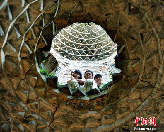 圖為8月25日，“無腿女孩”蔣張子怡在父母的保護(hù)下在塔內(nèi)參觀。卓忠偉 攝