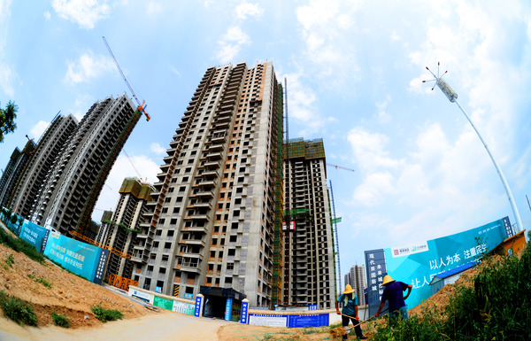 在涇河新城建設(shè)中，就地安置失地農(nóng)民就業(yè)，使大家都能夠享受到新城開發(fā)的成果。