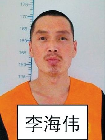 　逃跑時(shí)上穿淺藍(lán)色短袖警襯（無(wú)警銜和其他標(biāo)志），下穿深色長(zhǎng)褲，淺色鞋。