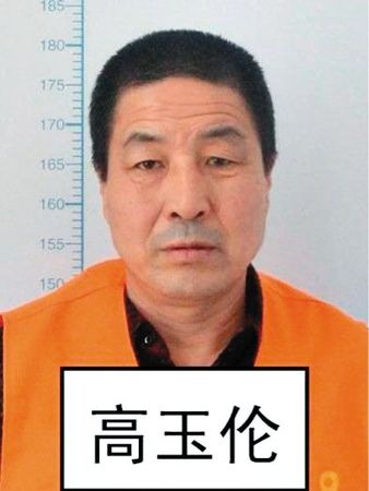 　逃跑時(shí)上穿淺藍(lán)色長(zhǎng)袖警襯（無(wú)警銜和其他標(biāo)志），下穿深色長(zhǎng)褲，深色鞋。