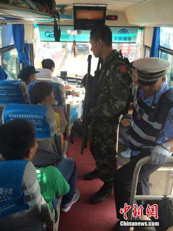　　黑龍江延壽縣和尚志市出城車輛正在接受檢查。