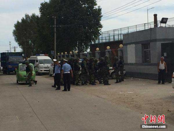 　圖為黑龍江延壽縣看守所門前正在集結警力。9月2日6時許，哈爾濱延壽縣公安局看守所內，三名犯人將一名管教殺死后逃走。提示：三人逃走時都穿著警服，一人著警服外衣，一人穿短袖夏裝，一人穿長袖秋裝。公安機關已經積極布控。
