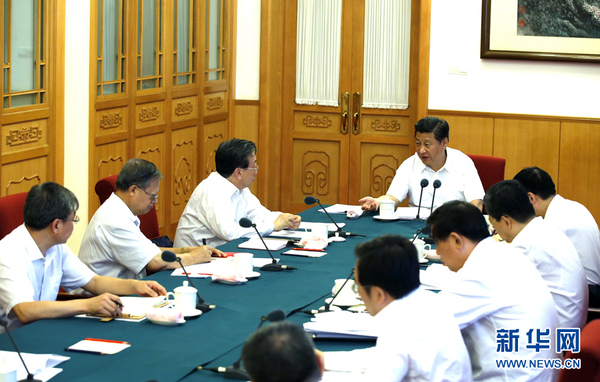 近日，中共中央總書記習(xí)近平等中共中央政治局常委在北京分別聽取聯(lián)系點(diǎn)縣委和所在省區(qū)黨委教育實(shí)踐活動(dòng)情況匯報(bào)。這是8月27日，中共中央總書記習(xí)近平在中南海聽取蘭考縣委和河南省委教育實(shí)踐活動(dòng)情況匯報(bào)。 新華社記者鞠鵬攝
