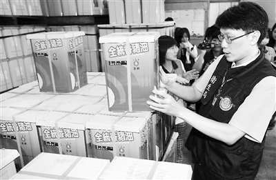 臺(tái)灣食品衛(wèi)生監(jiān)管部門(mén)搜查問(wèn)題油。新華社發(fā)