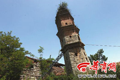 　2013年5月20日，悟空禪師塔塔身已經出現(xiàn)裂縫，發(fā)生傾斜，一個鐵架子支撐著不至于倒塌