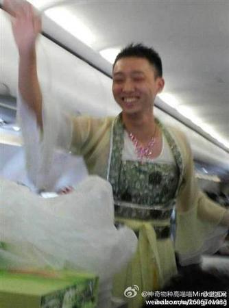 　圖注：春秋航空推“男扮女裝”嫦娥空姐 　　