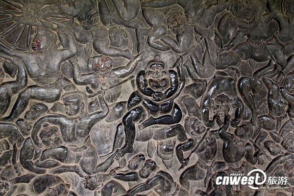 小吳哥廟走廊墻壁上精美的浮雕，展現(xiàn)的是保護(hù)神與猴子王大戰(zhàn)的故事。浮雕精細(xì)、立體感強(qiáng)，一些部分被游客摸得發(fā)亮。
