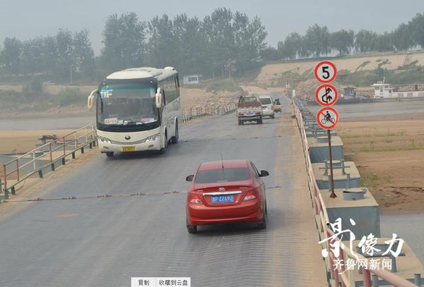 圖為濟(jì)南北店子黃河浮橋，車輛正在有序通行。（圖文李瑞平）