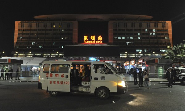 2014年3月1日晚，在昆明火車站，路上停著120救護(hù)車。