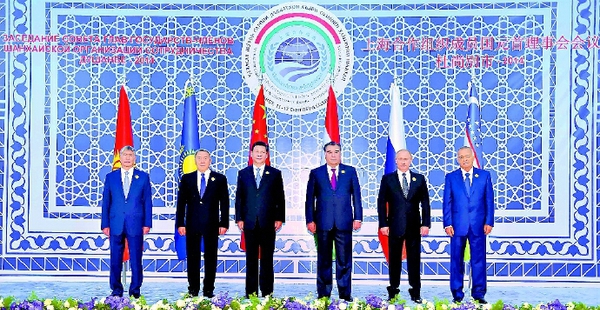 9月12日，上海合作組織成員國元首理事會第十四次會議在塔吉克斯坦首都杜尚別舉行。國家主席習近平出席會議并發(fā)表重要講話。這是與會成員國元首集體合影。 新華社記者李濤攝