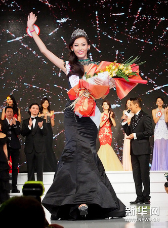 9月13日，許乃蜻勝出后向現(xiàn)場觀眾揮手致意。新華社記者 陳飛 攝