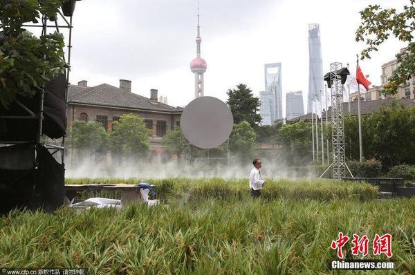 2014年9月14日，地處上海外灘源的圓明園路被布置成了一片“水稻田”，長2、3百米、寬7、8米“水稻田”基本覆蓋了整條馬路。據(jù)悉，這些即將成熟的水稻是從市郊金山區(qū)運(yùn)抵過來，將作為一個(gè)商業(yè)活動(dòng)應(yīng)景的道具。