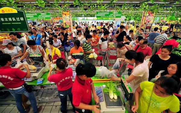 9月15日，?？谑忻裨谝患页袃?nèi)排隊買蔬菜、水果。新華社記者 郭程攝